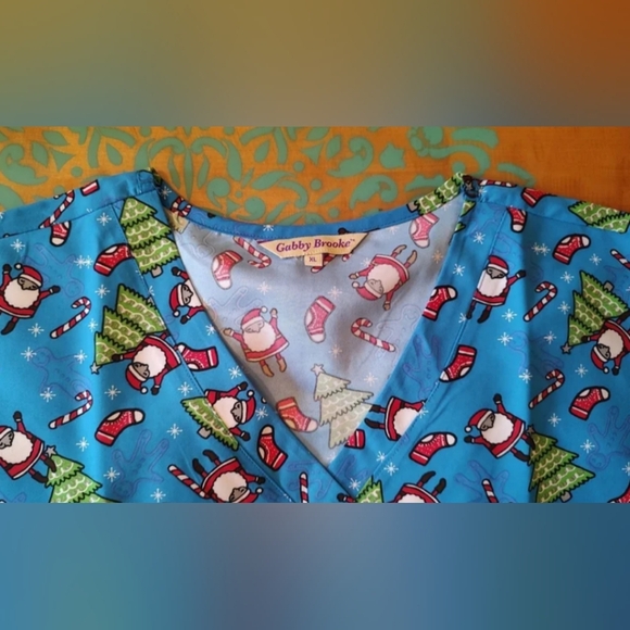 Women's Size XL Scrub Top by Gabby Brooke Christmas Santa pattern V-neck NWT - Picture 2 of 5